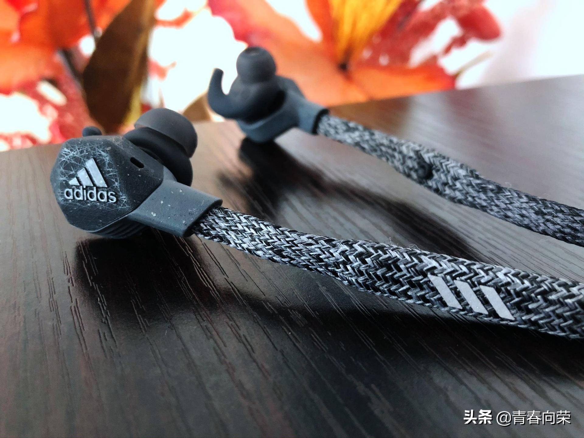 来自阿迪达斯的跨界暴击！AdidasFWD-01蓝牙运动耳机