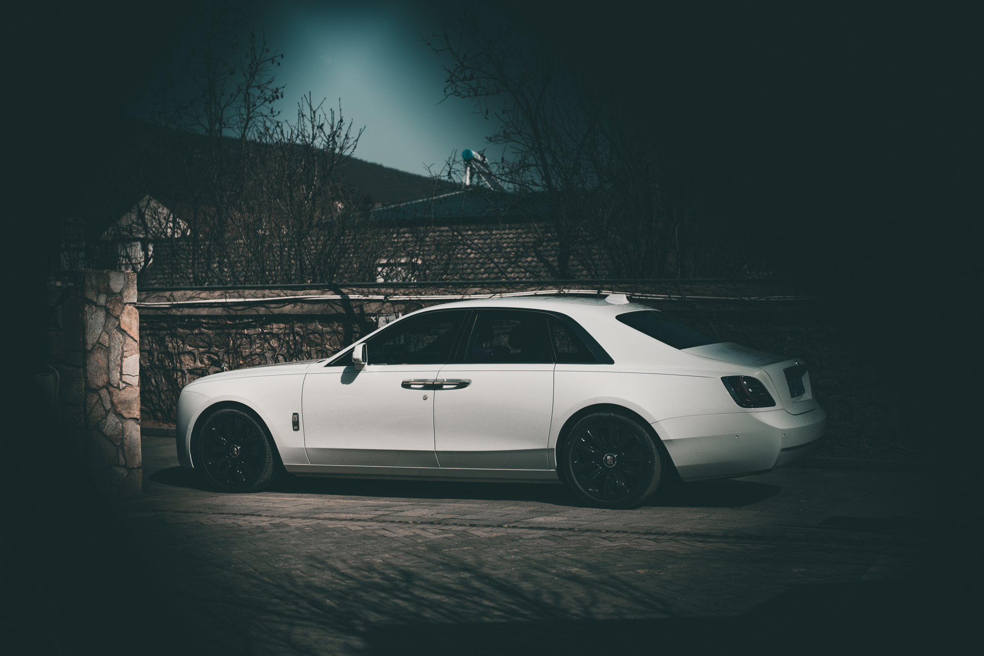 2022款劳斯莱斯古思特白色试驾,劳斯莱斯全新古思特驾驶感受