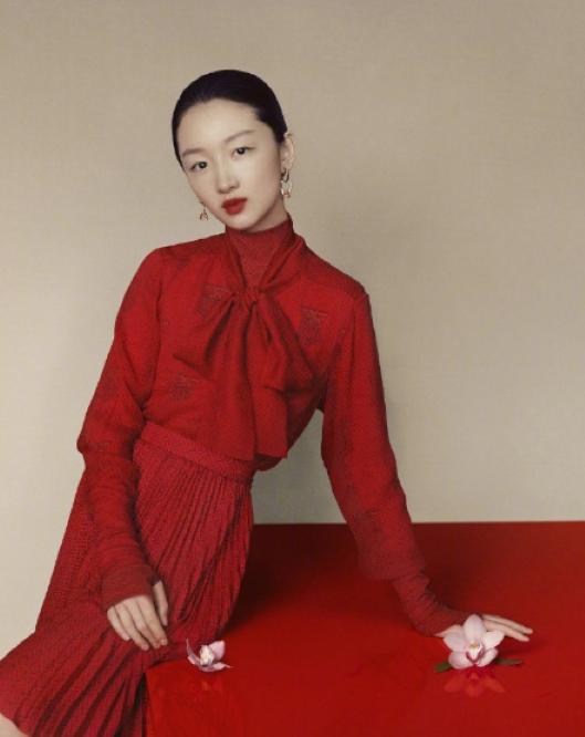 周冬雨银灰色寸头时尚感爆棚,周冬雨短发寸头