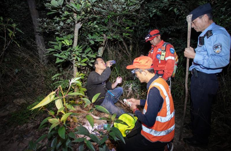 驴友被困凤凰山20余人,一驴友独自爬野山被困