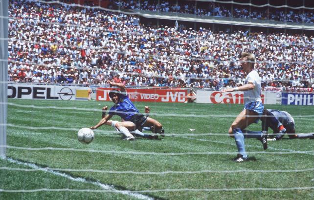 马拉多纳球王陨落,马拉多纳上帝碰皮球