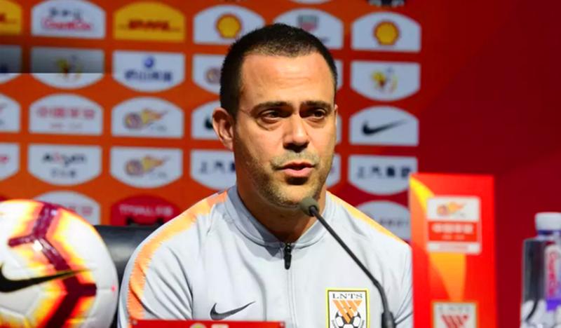 又闹笑话了！中超豪门手机办公，一条短信就炒掉球队教练！