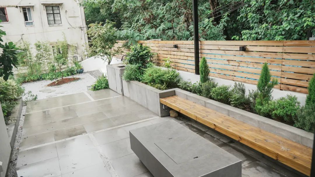 住在上海闹市400平的房子里，花开不败，开窗见池塘，太羡慕了