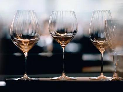 怎样使用红酒杯子,如何用红酒杯喝红酒