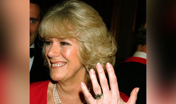 爱不爱看婚戒，戴妃的蓝宝戒指不算啥，卡米拉的婚戒才是无价之宝