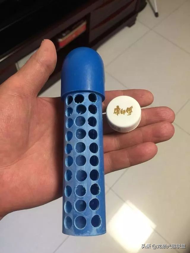 垃圾桶旁边的四方鱼缸，捡回去养了一缸金鱼，别说还挺不错