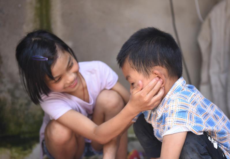 “又小心眼儿了吧？你都这么大了，弟弟还小，偏一下他又怎么了”