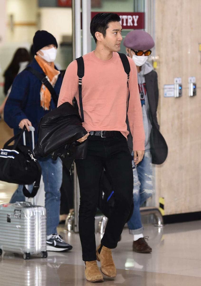 崔始源帅气出席,崔始源穿风衣