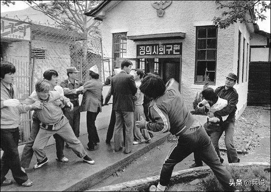 女友拍死1只苍蝇，韩国兵血洗5个村庄，*杀屠**73个同胞