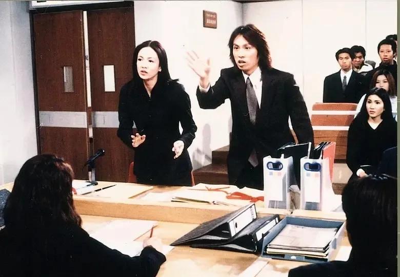 还记得2000年拿下黄子华的中环女律师MissMo穿过什么吗？