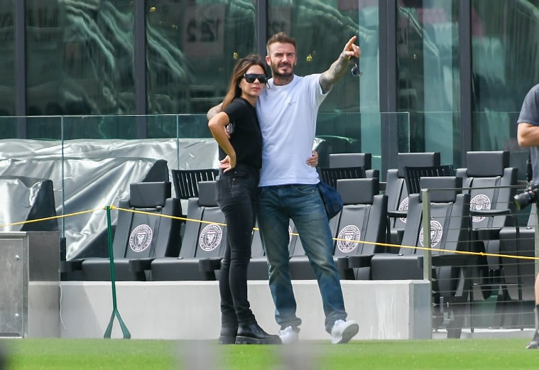 贝克汉姆带娃的视频,贝克汉姆带儿子踢足球