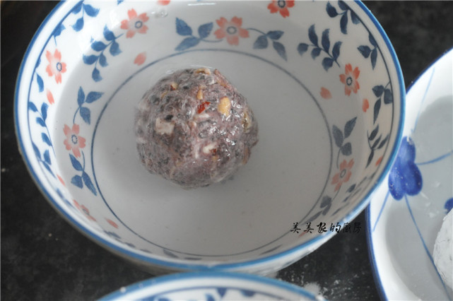 黑米球做法步骤,黑米球的做法