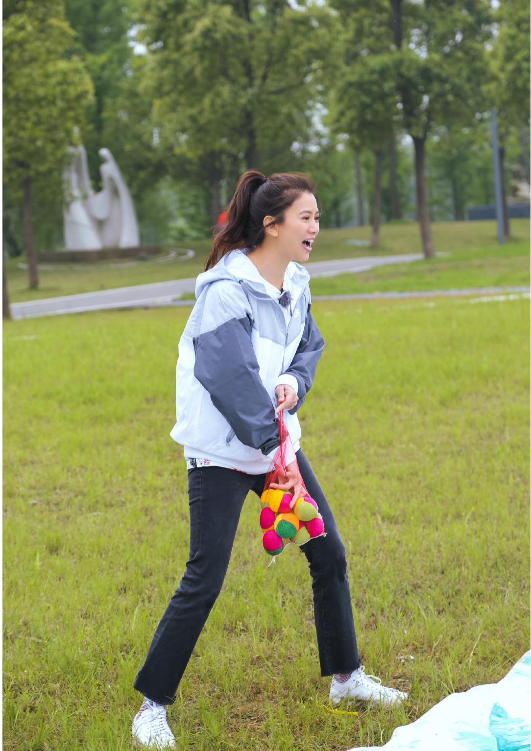 袁咏仪下了红毯穿搭,袁咏仪穿衣搭配