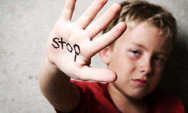 少年强奸7岁女童将其推下楼摔死其父：孩子我不管