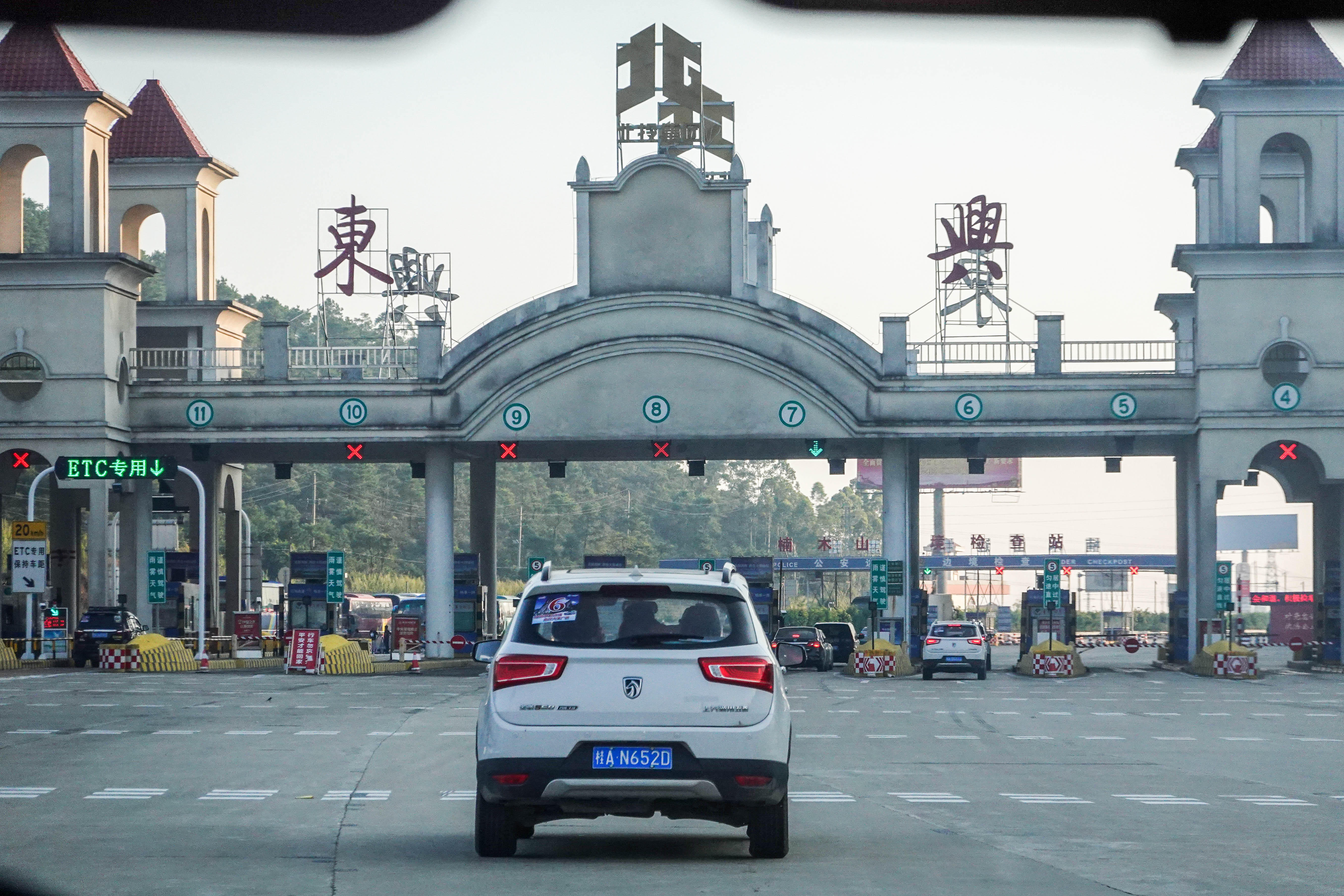 中越边境夜晚的东兴口岸,广西东兴口岸和越南哪里最近