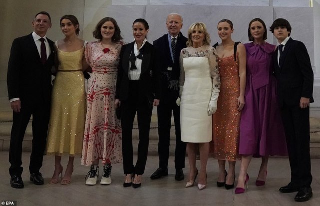 拜登和孙女亮相,拜登漂亮孙女图片