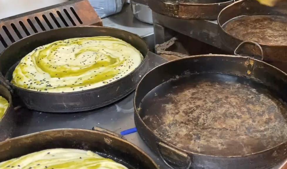 甘肃小伙卖特色烤馍,四川小伙卖锅盔15天不坏