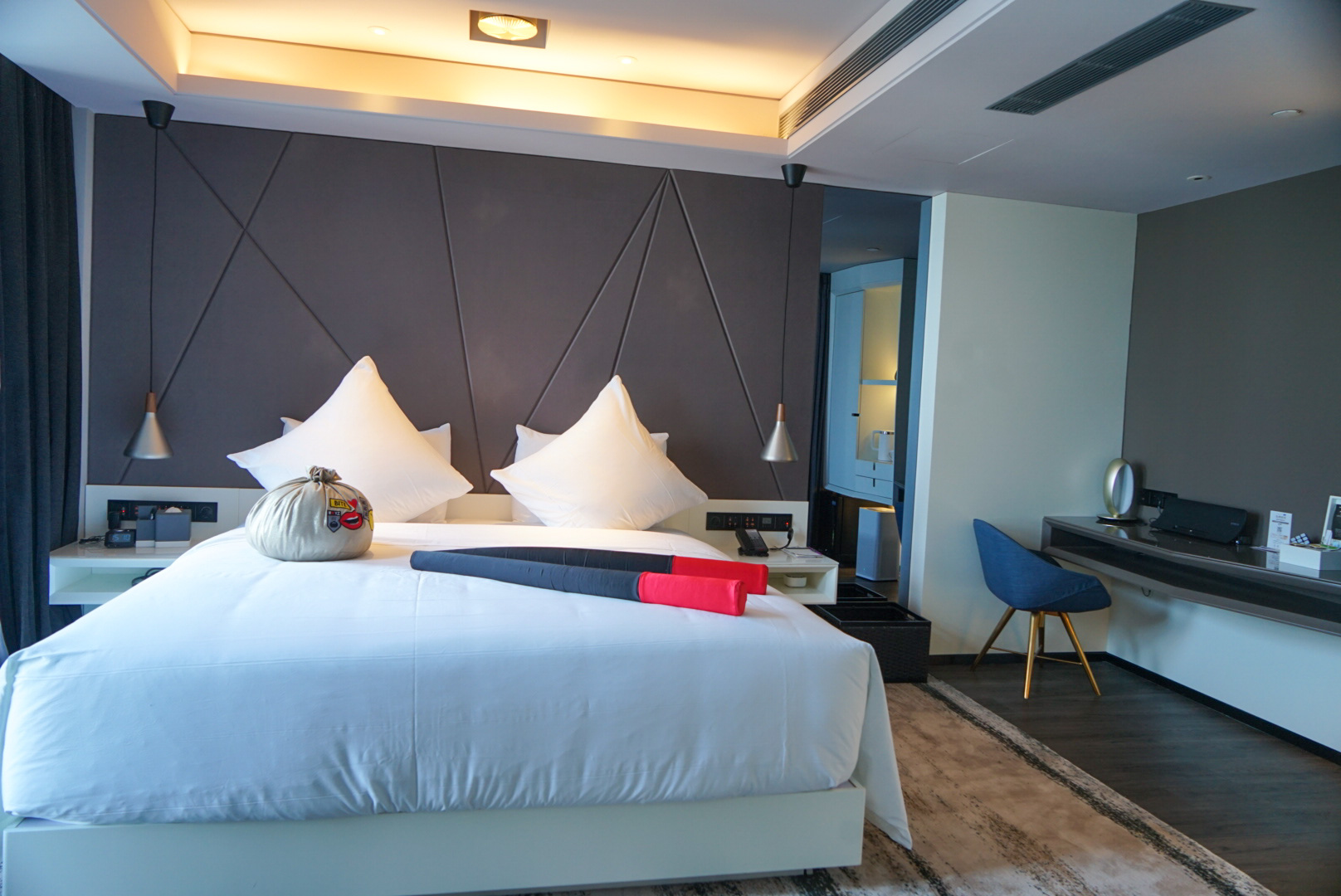 女子在酒店遇到奇葩客人,美女遇到奇葩保镖