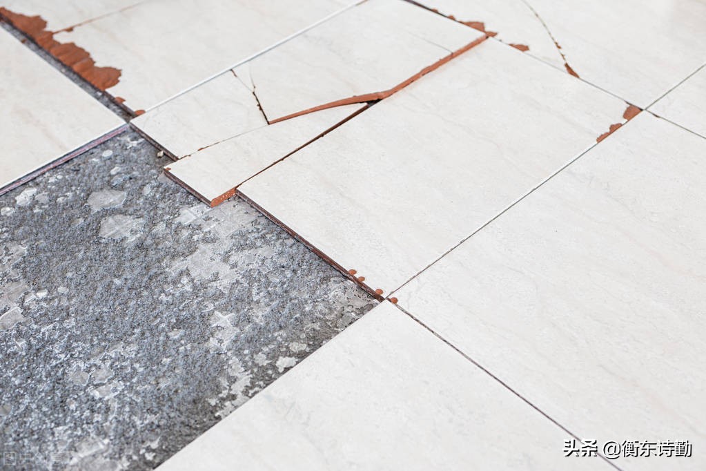 冷天地板砖突然凸起来怎么办,屋里地板炸裂砖翘起来怎么办