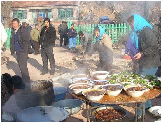 农村家庭办满月酒的“三大习俗”祭祖报喜是首要，必备红鸡蛋