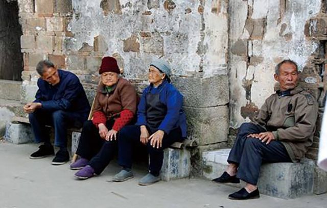 乡下老人过世怎么办葬礼,家里老人过世怎么办丧事