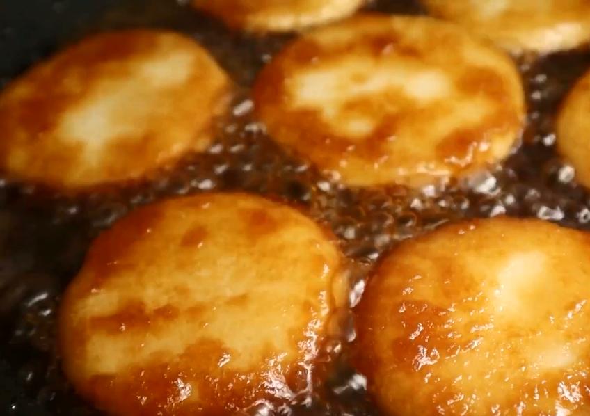 红糖糍粑用糯米做还是用糯米粉做,冬日湖南农家手工红糖糯米糍粑