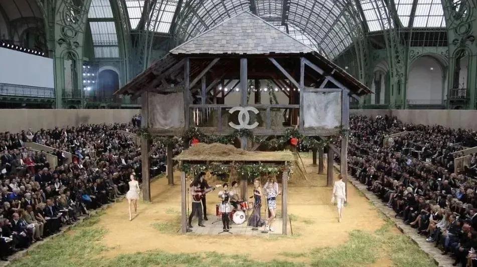 颠覆传统设计的时装秀,让你惊艳的时装秀场布置