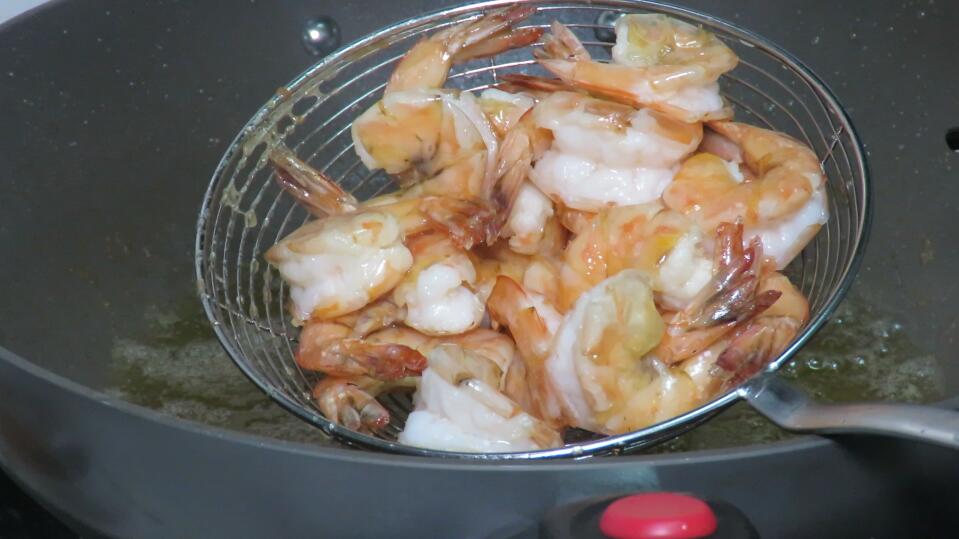 炒大虾要不要放油,炒大虾需要先腌制吗