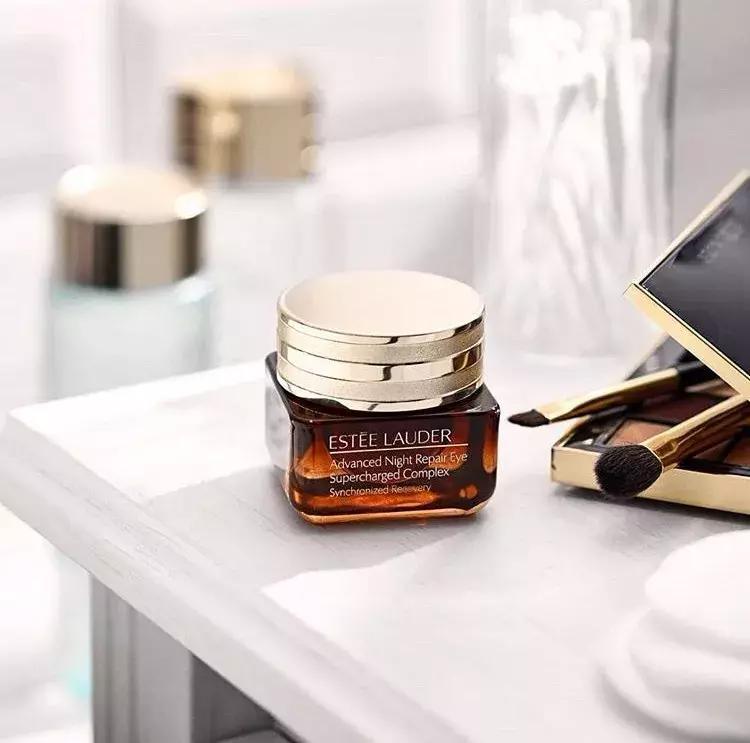 眼下纹怎么不卡粉,眼下有两道纹显老