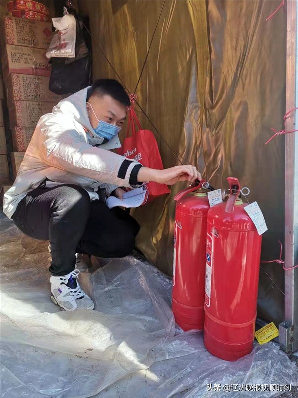 新春走基层坚守岗位民警的除夕夜,新春走基层深夜巡检守护回家路