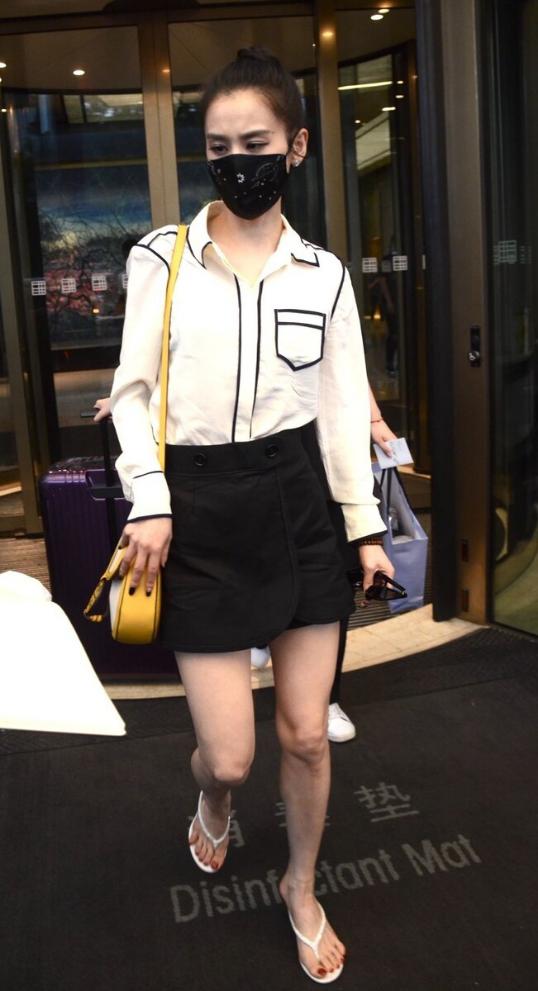 41岁黄圣依穿粉衣年轻貌美,黄圣依当妈