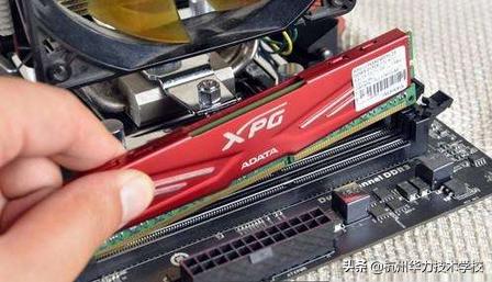 学校电脑会自动关机吗,电脑自动关机是怎么回事