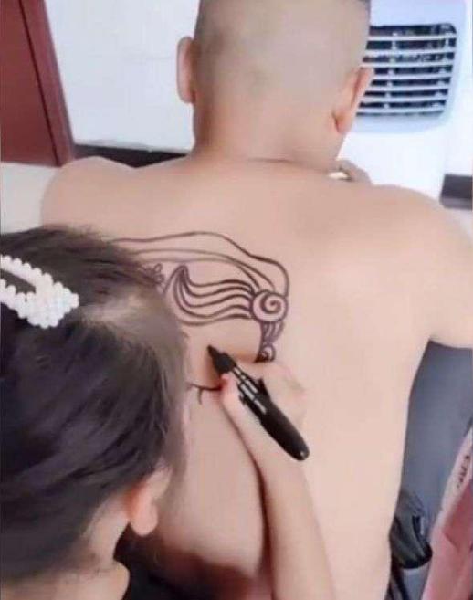 宝宝趴在爸爸背上简笔画,宝宝在老爸背上画画图片