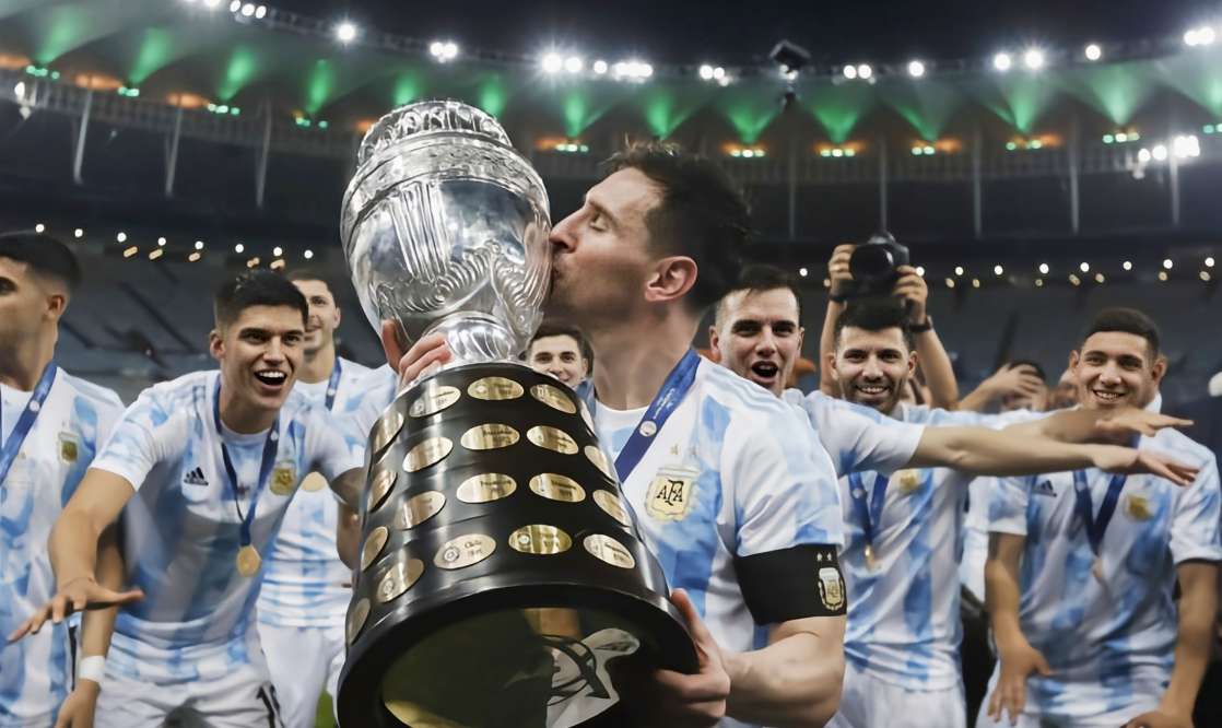 梅西23年金球奖全场鼓掌,阿根廷捧起大力神杯恭喜梅西