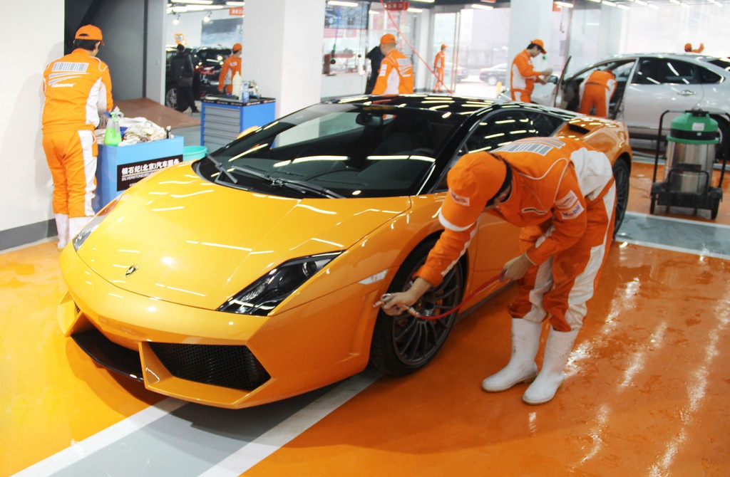 汽车被雨淋了几天洗车,汽车被雨淋到车里会发霉吗