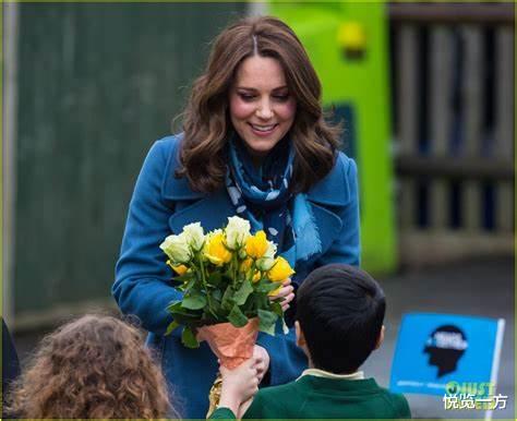 冬季围巾怎么搭配才保暖又时髦,凯特王妃系红色波点围巾