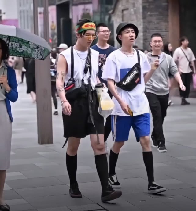 本以为女生穿长筒袜很潮，直到看见这两小哥哥，后面直男都笑了！