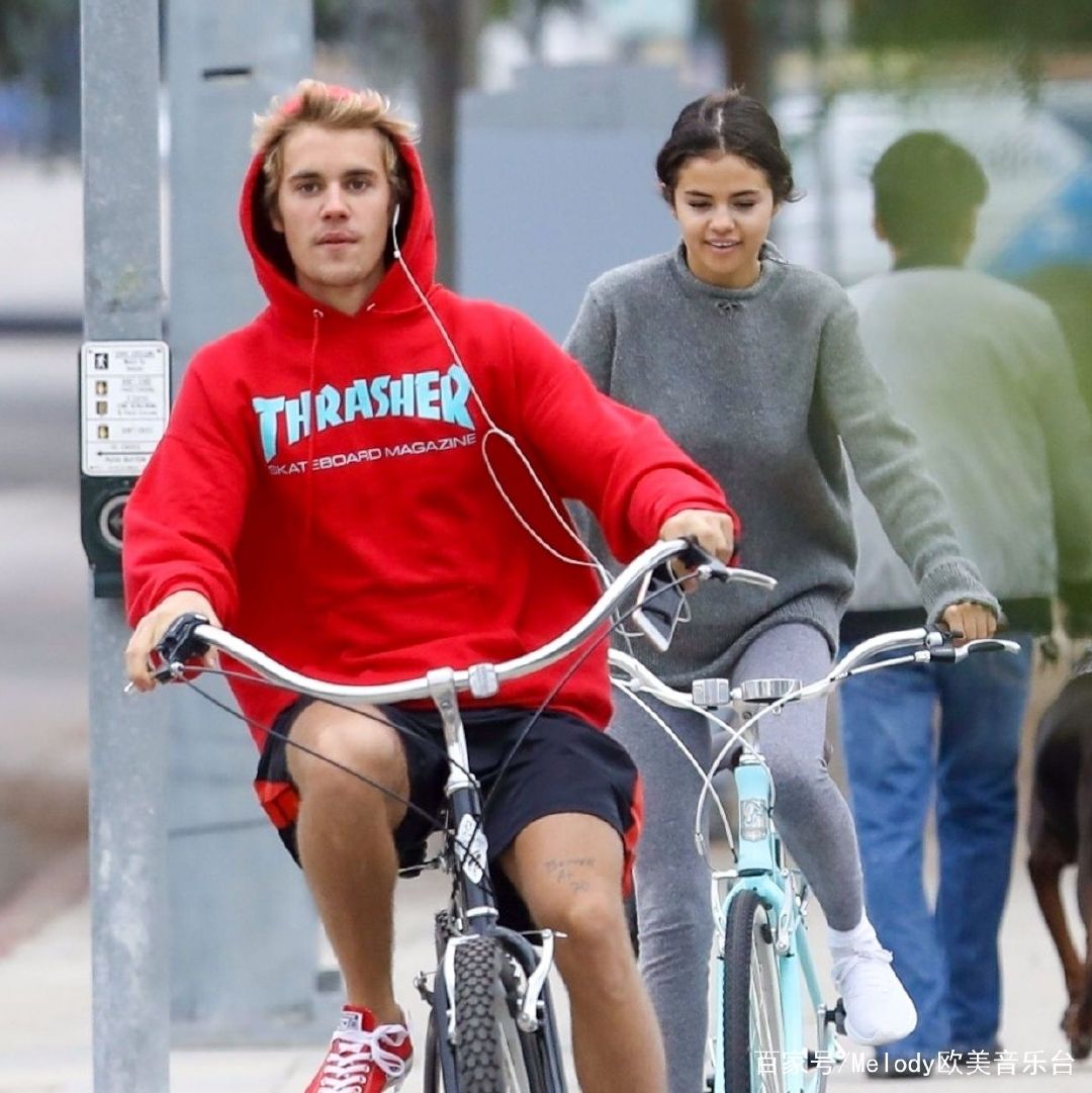 赛琳娜戈麦斯贾斯汀比伯恋爱经过,赛琳娜戈麦斯贾斯汀比伯同台