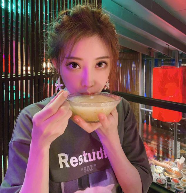 冯提莫吃东西,冯提莫户外直播吃小吃