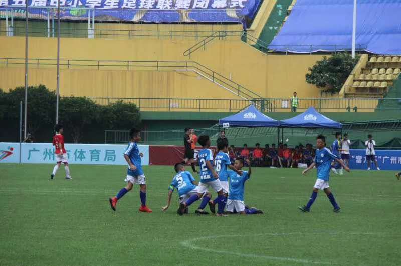 这座城市的小学生联赛很“中超”！专业足球场、近千名观众助威