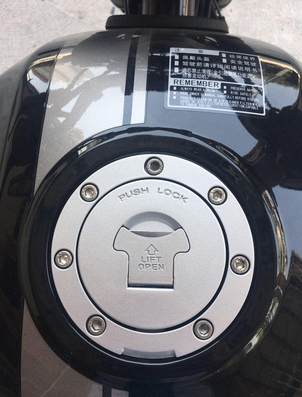 同事买了一辆日系车,同事买的摩托车