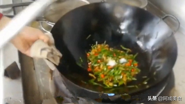 厨师长教做鱿鱼炒韭菜,大厨做美食韭菜炒鸡蛋