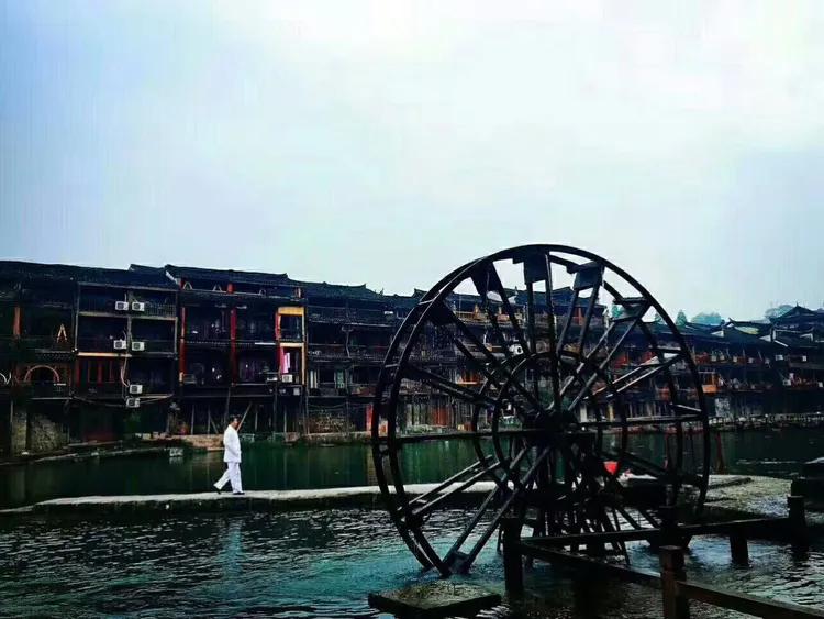 李醉：清到十分寒满地始知明月是前身