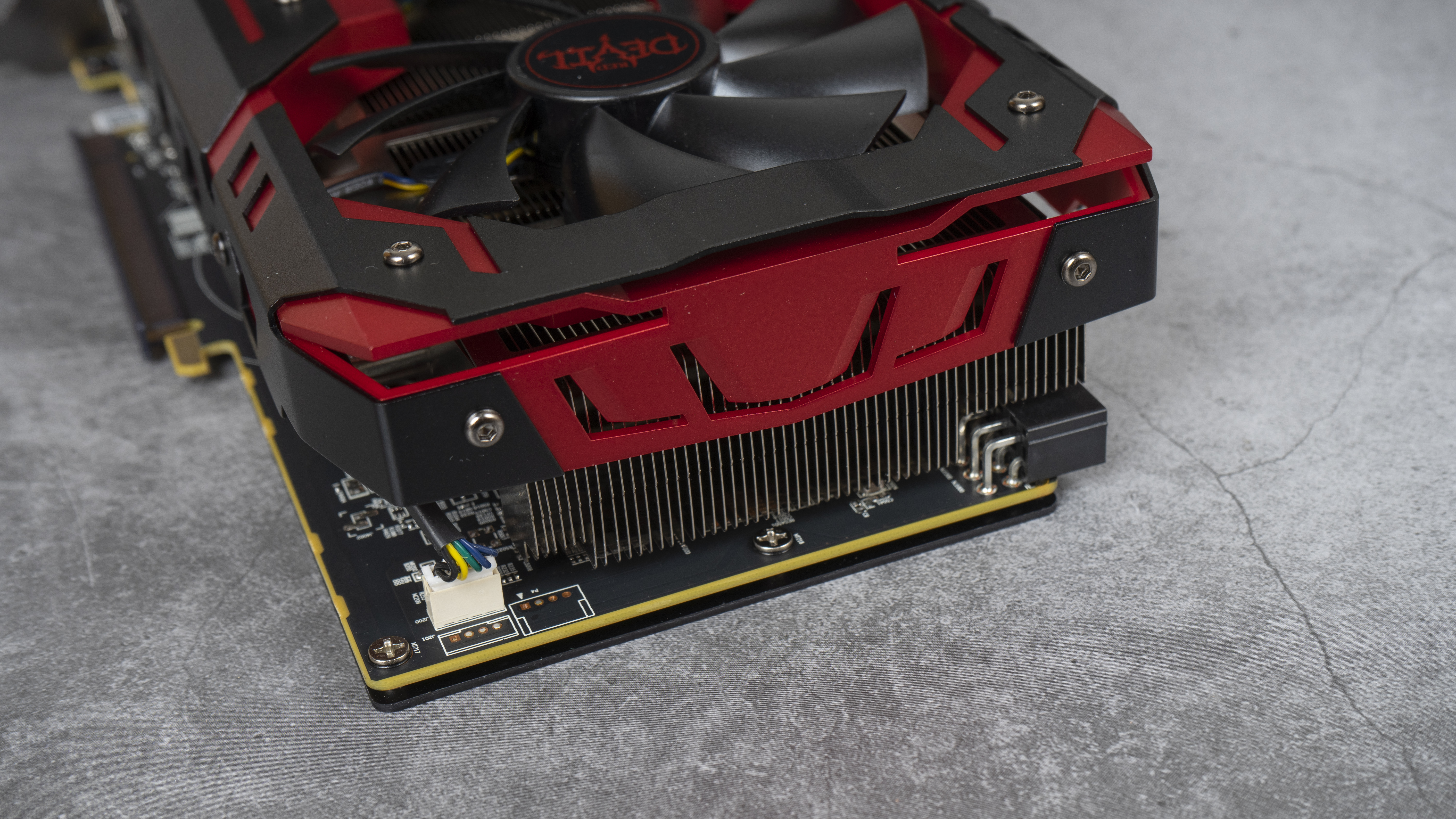 迪兰rx5908g显卡测评,rx590迪兰恶魔和蓝宝石超白金