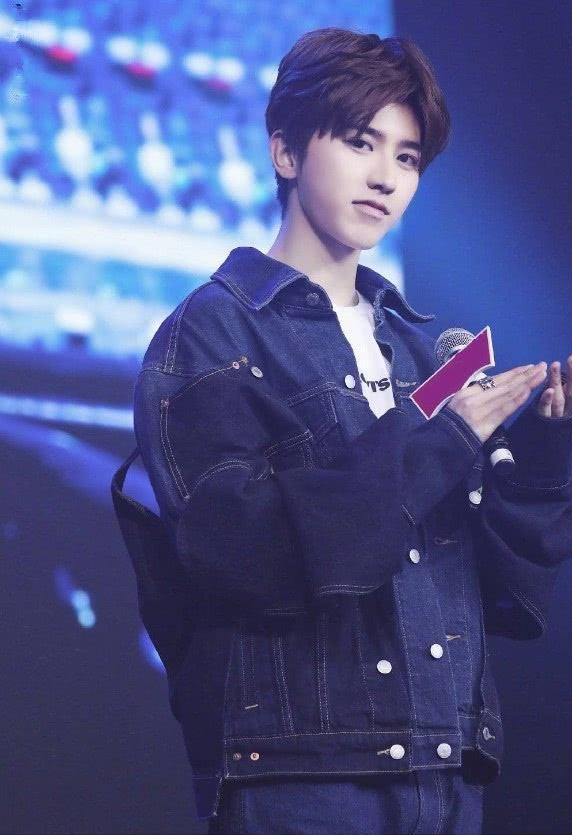 蔡徐坤活动牛仔衣,蔡徐坤牛仔外套最新照片