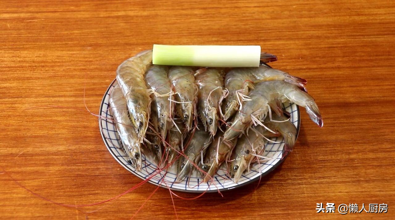 怎么把大虾炒外酥里嫩,如何做虾好吃又简单油焖大虾