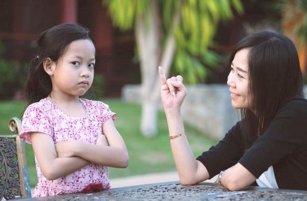 孩子老是插话怎么教育,孩子喜欢插话解决方法