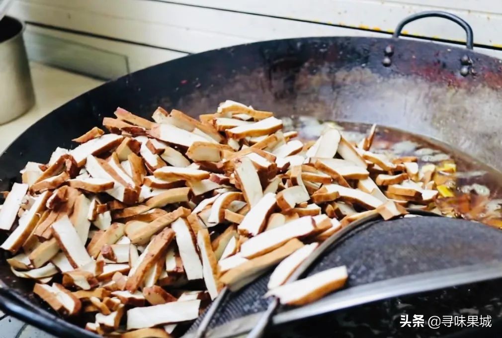 70岁大叔卖自创小吃40年,70岁老人在街边卖美食