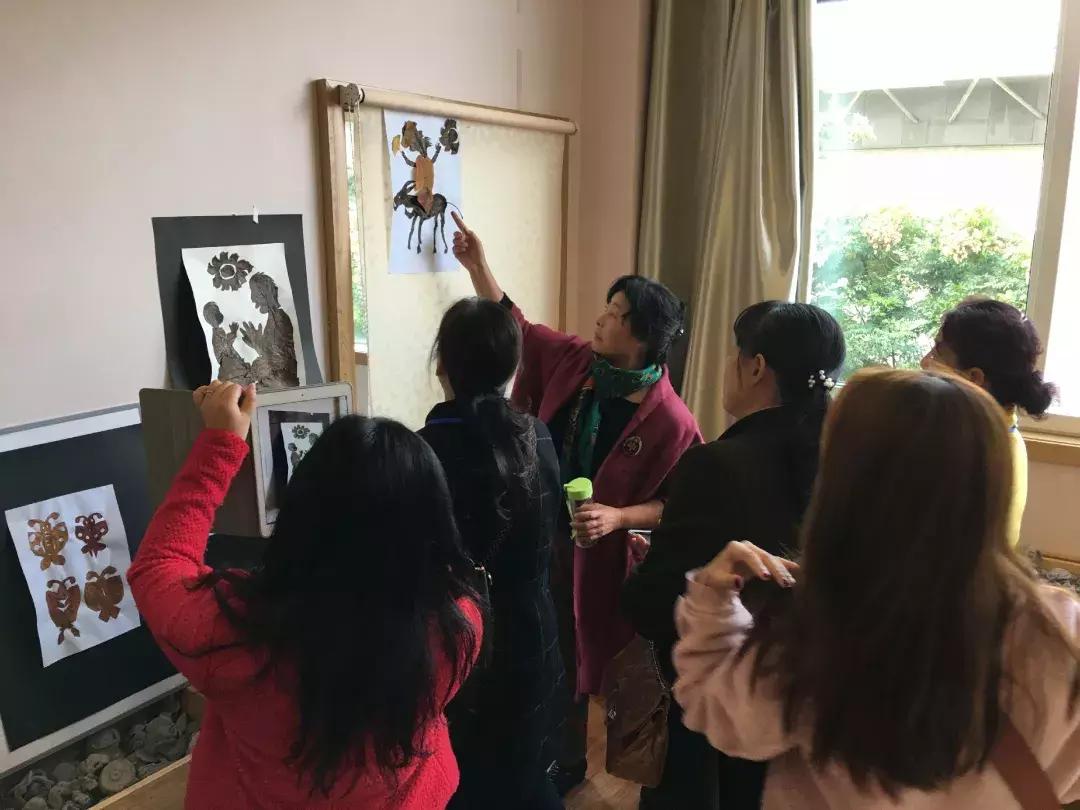 “西北奇葩”阳朵姥姥用报纸、碎布、树叶作画,惊艳!