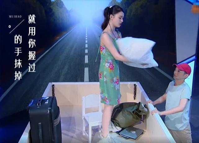 女星穿裙子弯腰怎么办?林允反应堪比“教科书”,教养装不出来